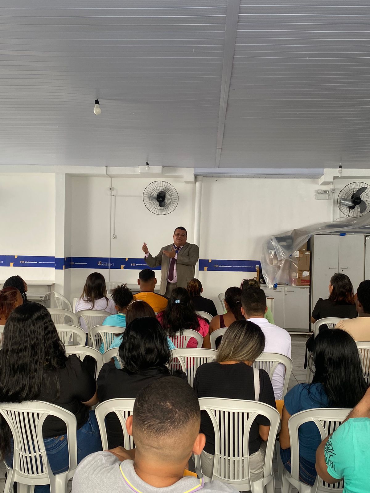 📢 Neste momento está acontecendo o processo seletivo de 100 oportunidades de emprego, fruto da parceria entre o Instituto Ambient e a Gi Group Holding.