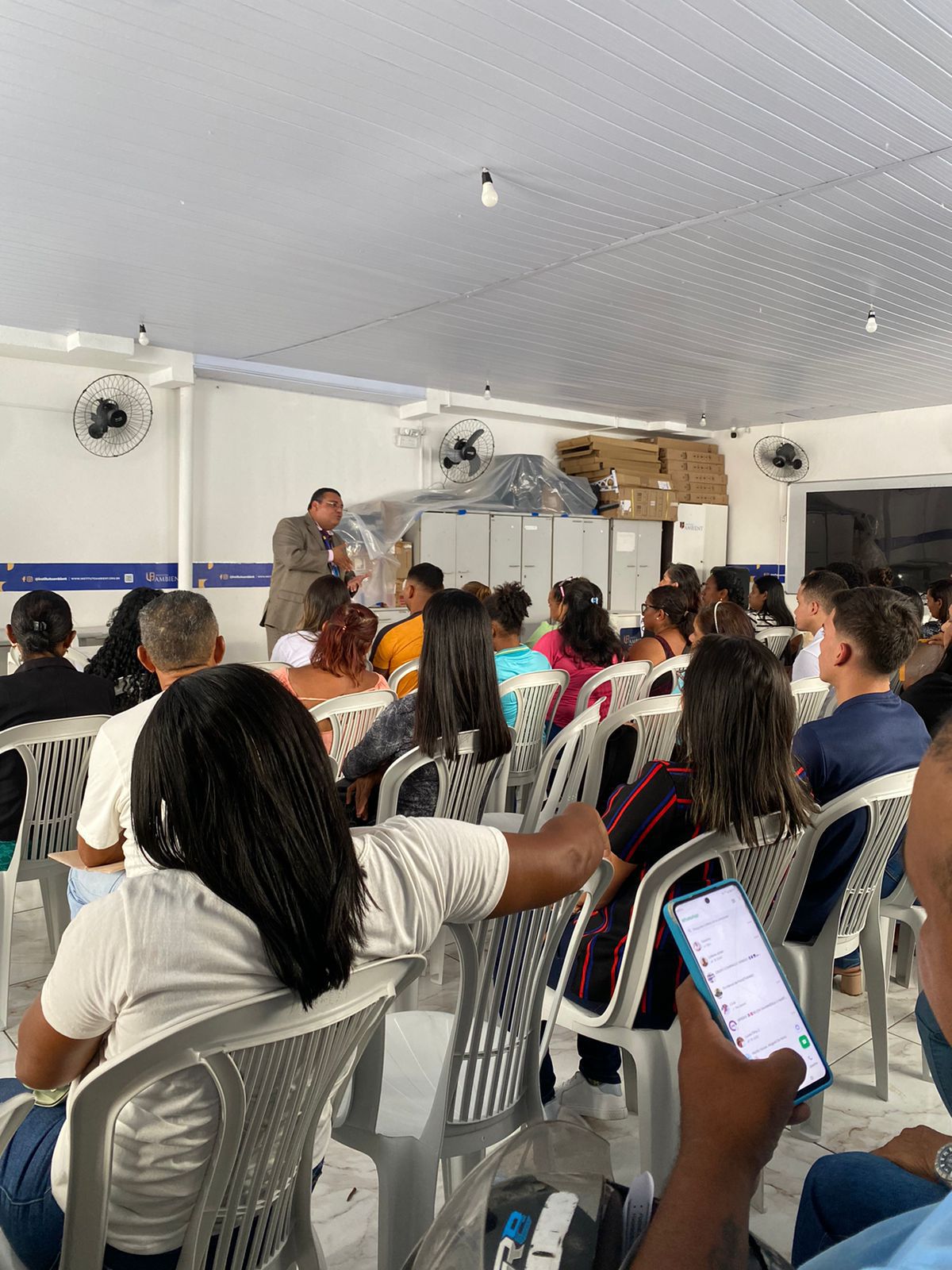 📢 Neste momento está acontecendo o processo seletivo de 100 oportunidades de emprego, fruto da parceria entre o Instituto Ambient e a Gi Group Holding.