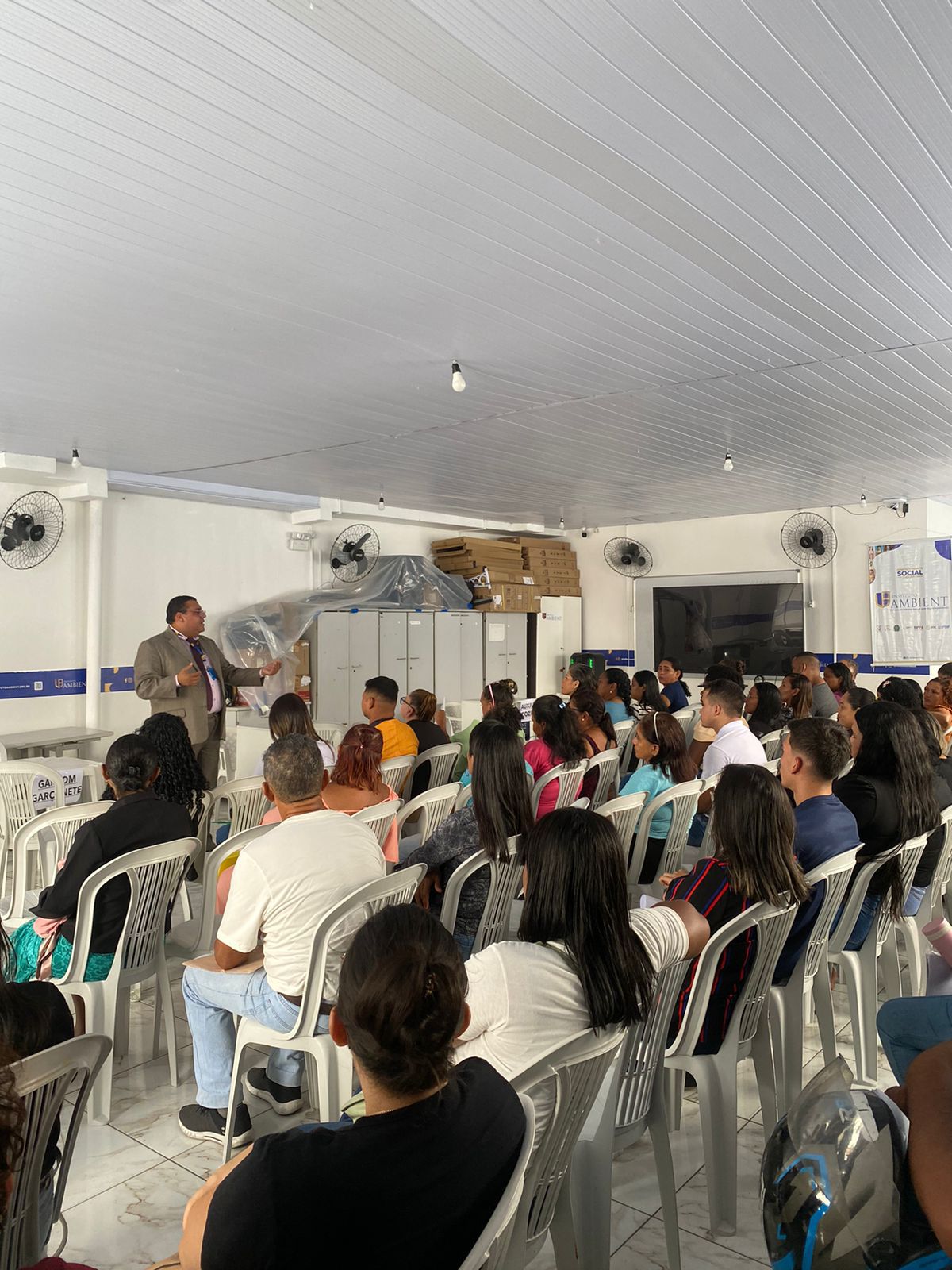 📢 Neste momento está acontecendo o processo seletivo de 100 oportunidades de emprego, fruto da parceria entre o Instituto Ambient e a Gi Group Holding.