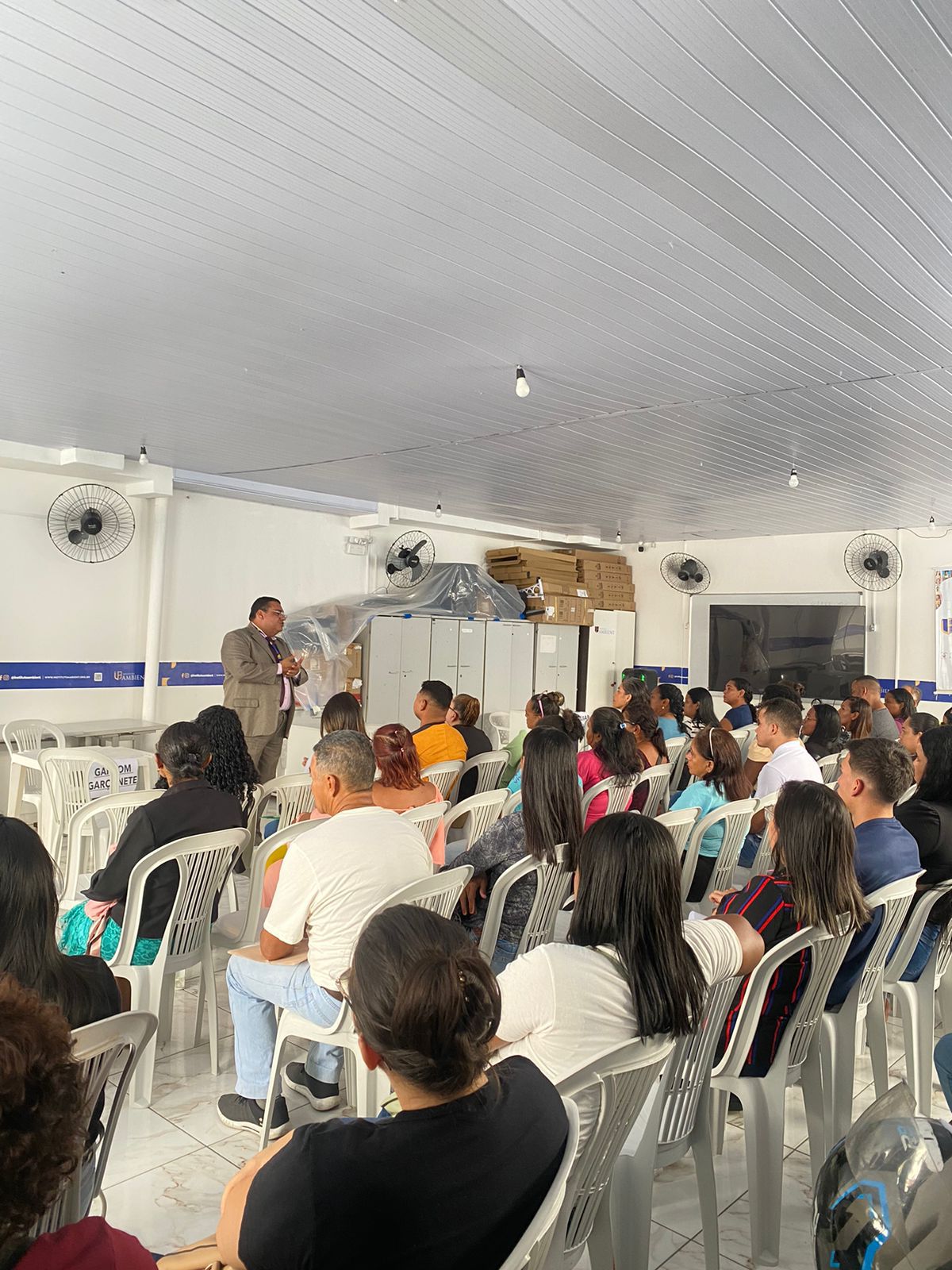 📢 Neste momento está acontecendo o processo seletivo de 100 oportunidades de emprego, fruto da parceria entre o Instituto Ambient e a Gi Group Holding.