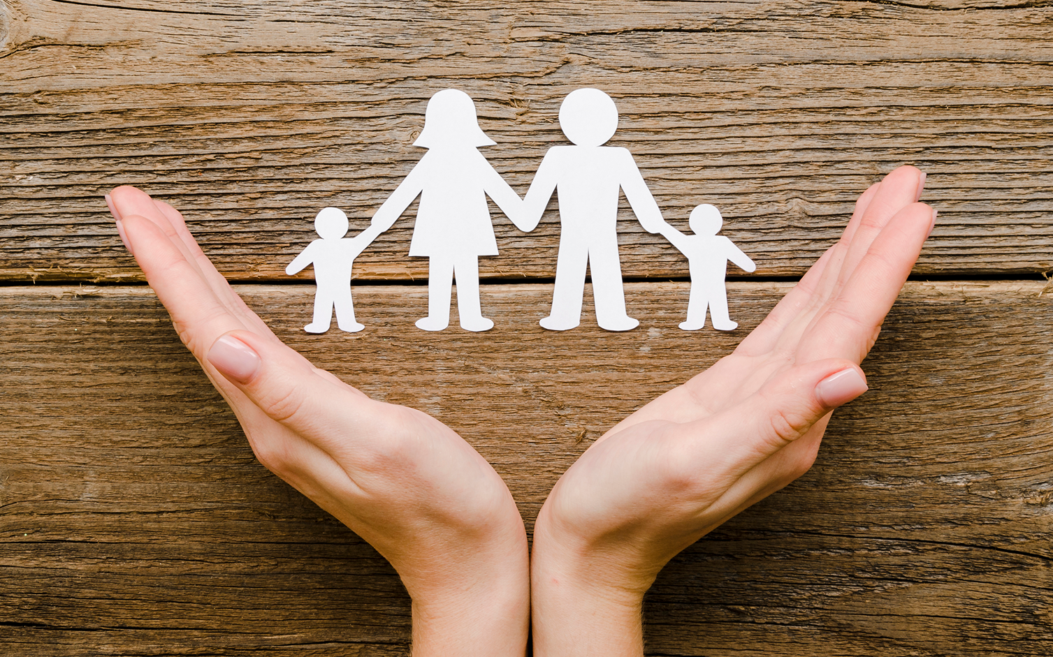 Imagem ilustrativa de uma família unida e protegida.